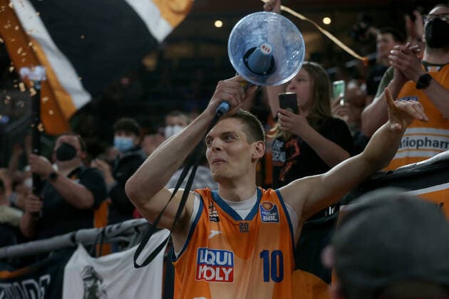 12 04 22, Neu Ulm, Germany, ratiopharm Arena, ratiopharm ulm vs MLP Academics Heidelberg Basketball Bundesliga, Christoph Philipps ratiopharm ulm with the fans Photo H Langer Neu Ulm ratiopharm Arena Bayern Germany  541_ULMHEI20220412_067 Langer-541