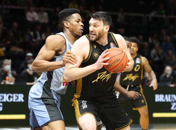 Lions Braunschweig vs Crailsheim, BBL Braunschweig, 12 04 2022, BASKETBALL easyCredit BBL Basketball Bundesliga, Lions Braunschweig vs HAKRO Merlins Crailsheim, season 2021 22 Richmond Arirguzoh Crailsheim , Owen classes Lions Braunschweig Braunschweig