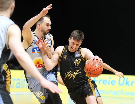 Löwen Braunschweig vs Crailsheim, BBL Braunschweig, 12 04 2022, BASKETBALL easyCredit BBL Basketball Bundesliga, Löwen Braunschweig vs HAKRO Merlins Crailsheim, season 2021 22 Maurice Stuckey Crailsheim , Ondrej Sehnal Löwen Braunschweig , Braunschweig