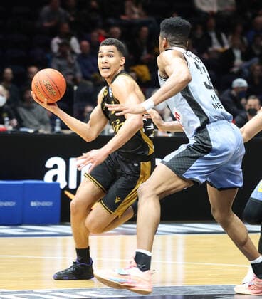 Löwen Braunschweig vs Crailsheim, BBL Braunschweig, 12 04 2022, BASKETBALL easyCredit BBL Basketball Bundesliga, Löwen Braunschweig vs HAKRO Merlins Crailsheim, season 2021 22 Nicholas Tischler Löwen Braunschweig , Richmond Arirguzoh Crailsheim Braunschweig