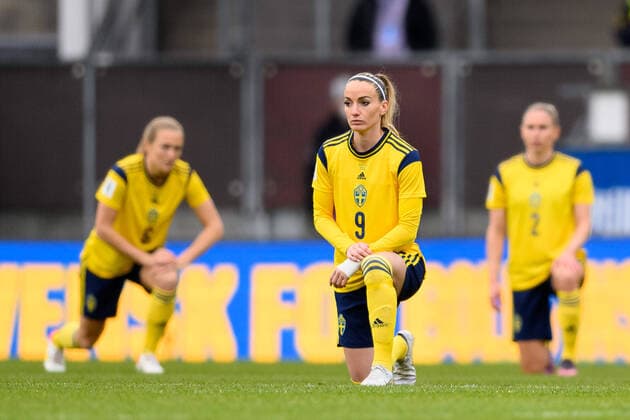 220412 Kosovare Asllani of Sweden takes a knee in support of the Black Lives Matter movement ahead during the FIFA Women s World Cup Qualifier football match between Sweden and Ireland on April 12, 2022 in Göteborg Photo Carl Sandin BILDBYRAN kod CS MI0270 fotboll football soccer fotball vm kval kval fifa women s world cup qualifier qualifier sverige sweden irland ireland dam bbeng,  Copyright: CARLxSANDIN BB220412CS078