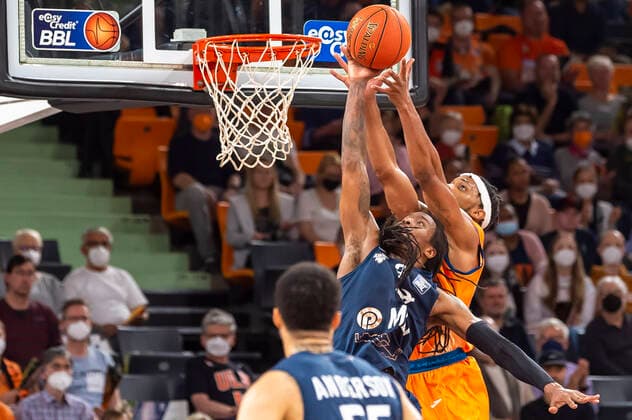 Robert Lowery 3, MLP Academics Heidelberg defends against Jaron Blossomgame 4, Ratiopharm Ulm under the basket GER, Basketball, easyCredit Basketball Bundesliga, Matchday 30, Ratiopharm Ulm vs MLP Academics Heidelberg, 12 04 2022, GER, Basketball, easyCredit Basketball Bundesliga, Matchday 30, Ratiopharm Ulm vs MLP Academics Heidelberg, 12 04 2022 New Ulm. Copyright: xEibner-Pressefotox EP_FWF