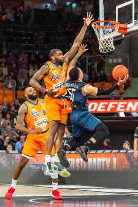 Dunk by Kan Anderson 55, MLP Academics Heidelberg vs Sindarius Thornwell 7, Ratiopharm Ulm and Sean Evans 5, Ratiopharm Ulm GER, Basketball, easyCredit Basketball Bundesliga, Matchday 30, Ratiopharm Ulm vs MLP Academics Heidelberg, 12 04 2022, GER, Basketball, easyCredit Basketball Bundesliga, Matchday 30, Ratiopharm Ulm vs MLP Academics Heidelberg, 12 04 2022 New Ulm. Copyright: xEibner-Pressefotox EP_FWF