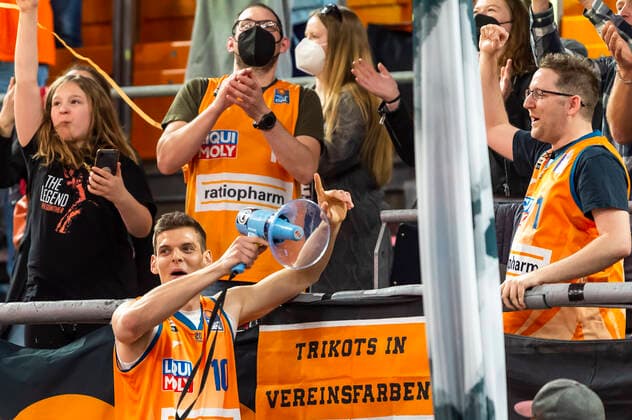 Christoph Philipps 10, Ratiopharm Ulm heats up fans after home win at fan block GER, Basketball, easyCredit Basketball Bundesliga, Matchday 30, Ratiopharm Ulm vs MLP Academics Heidelberg, 12 04 2022, GER, Basketball, easyCredit Basketball Bundesliga, Matchday 30, Ratiopharm Ulm vs MLP Academics Heidelberg, 12 04 2022 New Ulm Copyright: xEibner-Pressefotox EP_FWF