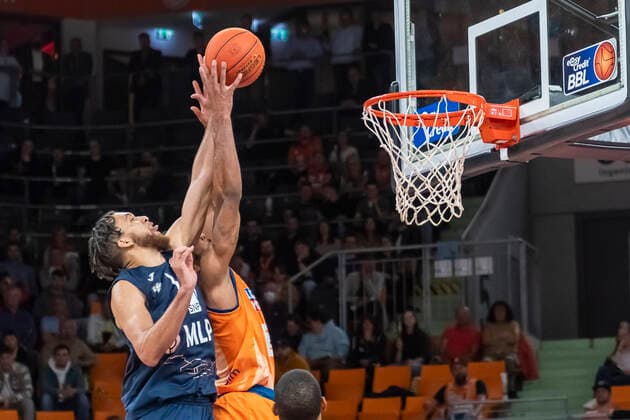 Battle for the rebound between Brekkott Chapman 1, MLP Academics Heidelberg and Jaron Blossomgame 4, Ratiopharm Ulm GER, Basketball, easyCredit Basketball Bundesliga, Matchday 30, Ratiopharm Ulm vs MLP Academics Heidelberg, 12 04 2022, GER, Basketball, easyCredit Basketball Bundesliga, Matchday 30, Ratiopharm Ulm vs MLP Academics Heidelberg, 12 04 2022 New Ulm Copyright: xEibner-Pressefotox EP_FWF