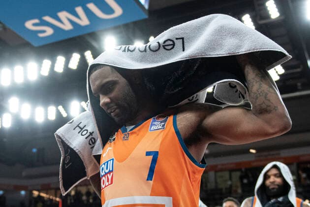 Sindarius Thornwell 7, Ratiopharm Ulm on the way to the dressing room after the game GER, Basketball, easyCredit Basketball Bundesliga, Matchday 30, Ratiopharm Ulm vs MLP Academics Heidelberg, 12 04 2022, GER, Basketball, easyCredit Basketball Bundesliga, Matchday 30, Ratiopharm Ulm vs MLP Academics Heidelberg, 12 04 2022 New Ulm Copyright: xEibner-Pressefotox EP_FWF
