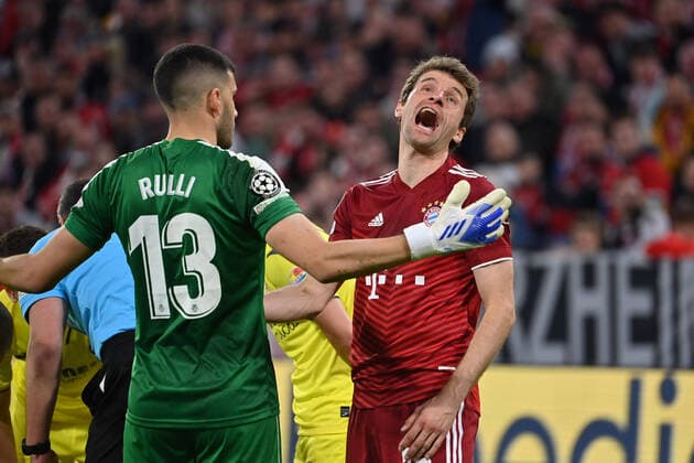 Sport Themen der Woche KW15 Sport Bilder des Tages Thomas MUELLER (MÜLLER,Bayern Muenchen) im Disput mit Torwart Geronimo RULLI (Villarreal).Aktion. Fussball Champions League Viertelfinale FC Bayern Muenchen - Villarreal CF am 12.04.2022 A L L I A N Z A R E N A . *** Thomas MUELLER MÜLLER,Bayern Muenchen in dispute with goalkeeper Geronimo RULLI Villarreal action Football Champions League quarterfinals FC Bayern Muenchen Villarreal CF on 12 04 2022 A L L I A N Z A R E N A
