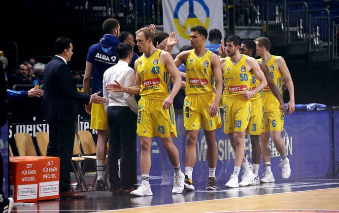 Coach Israel Gonzales, Luke Sikma, Oscar da Silva, Yovel Zoosman, Jaleen Smith, Malte Delow, starting five, Alba team high-fiving before the start of the game Sport Basketball BBL Bundesliga Herren Saison 2021 2022 12 04 2022 ALBA Berlin vs EWE Baskets Oldenburg