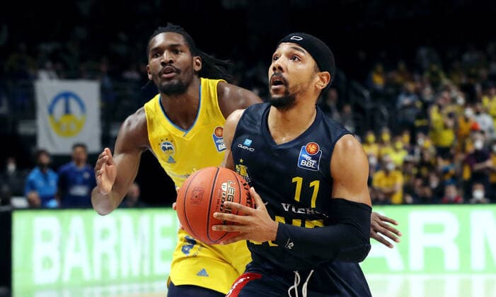 Jaleen Smith, Phil Pressey action game scene duel sports basketball BBL Bundesliga men season 2021 2022 12 04 2022 ALBA Berlin vs EWE Baskets Oldenburg