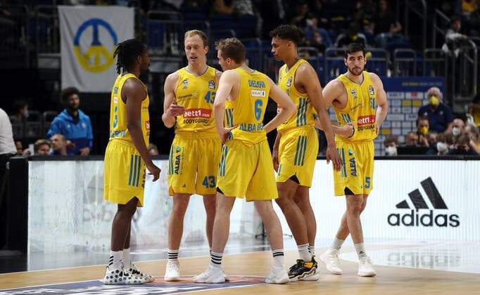 Jaleen Smith, Luke Sikma talking, Malte Delow, Oscar da Silva, Yovel Zoosman Sports Basketball BBL Bundesliga Men Season 2021 2022 12 04 2022 ALBA Berlin vs EWE Baskets Oldenburg