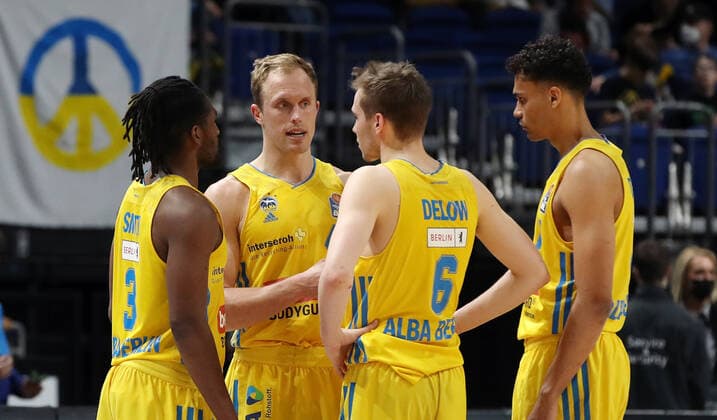 Jaleen Smith, Luke Sikma talking, Malte Delow, Oscar da Silva Sports Basketball BBL Bundesliga Men Season 2021 2022 12 04 2022 ALBA Berlin vs EWE Baskets Oldenburg