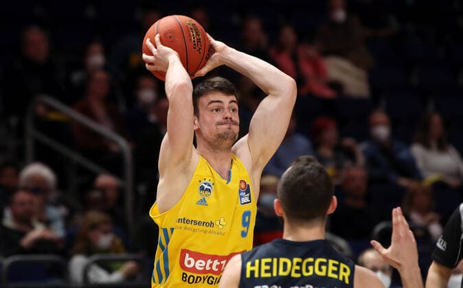 Jonas Mattissek, Max Heidegger action game scene duel sports basketball BBL Bundesliga men season 2021 2022 12 04 2022 ALBA Berlin vs EWE Baskets Oldenburg