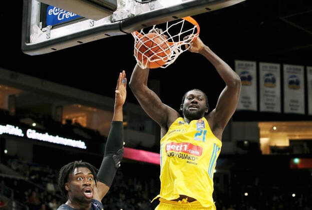 Tai Odiase, Christ Koumadje dunking action upper body upper body sports basketball BBL Bundesliga men season 2021 2022 12 04 2022 ALBA Berlin vs EWE Baskets Oldenburg