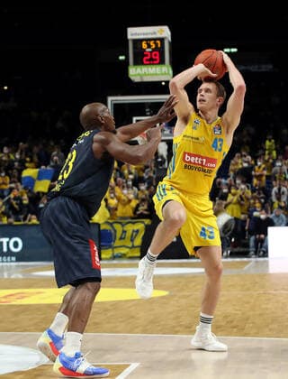 Rickey Paulding, Luke Sikma action game scene duel sports basketball BBL Bundesliga men season 2021 2022 12 04 2022 ALBA Berlin vs EWE Baskets Oldenburg