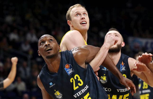 Rickey Paulding, Luke Sikma action game scene duel sports basketball BBL Bundesliga men season 2021 2022 12 04 2022 ALBA Berlin vs EWE Baskets Oldenburg