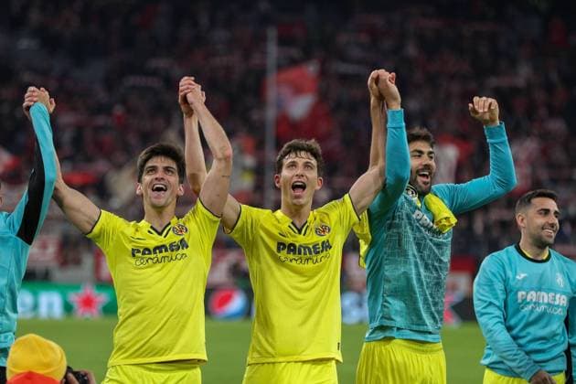Sport Themen der Woche KW15 Sport Bilder des Tages Schlussjubel von Pau Torres 4 (Villarreal), FC Bayern Muenchen vs. FC Villarreal, Champions League, Viertelfinale, 12.04.2022 Muenchen Bayern Deutschland *** Final cheer of Pau Torres 4 Villarreal , FC Bayern Muenchen vs FC Villarreal, Champions League, quarter final, 12 04 2022 Muenchen Bayern Germany Copyright: xkolbert-press ChristianxKolbertx