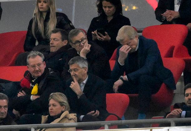 Sport Themen der Woche KW15 Sport Bilder des Tages 12.04.2022, Fussball UEFA Championsleague 2021 2022: Viertelfinale Rückspiel, FC Bayern München - FC Villarreal, in der Allianz-Arena München. Vorstandsmitglied Oliver Kahn (Bayern München) und Präsident Herbert Hainer (FC Bayern) sind nachdenklich. *** 12 04 2022, Football UEFA Championsleague 2021 2022 quarterfinal second leg, FC Bayern Munich FC Villarreal, at Allianz Arena Munich board member Oliver Kahn Bayern Munich and president Herbert Hainer FC Bayern are thoughtful