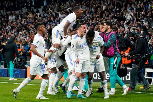 Sport Themen der Woche KW15 Sport Bilder des Tages ESP: Real Madrid v Chelsea FC. UEFA Champions League Karim Benzema of Real Madrid celebrates his goal with his teammates during the UEFA Champions League match, Quarter Final, Second Leg, between Real Madrid and Chelsea FC played at Santiago Bernabeu Stadium on April 12, 2022 in Madrid, Spain. kpng Copyright: xRubenxAlbarranx xPRESSINPHOTOx RA_220412_119