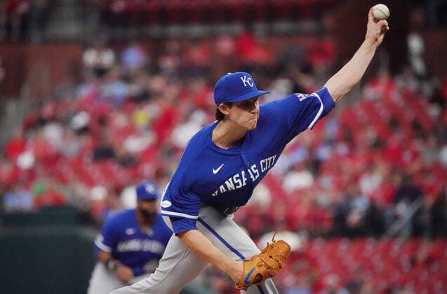 Kansas City Royals starting pitcher Daniel Lynch delivers a pitch to the St. Louis Cardinals in the first inning at Busch Stadium in St. Louis on Tuesday, April 12, 2022.  SLP2022041214 BILLxGREENBLATT