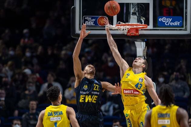 Basketball Berlin 12 04 2022 Season 2021 2022 easyCredit BBL 1 Bundesliga Alba Berlin EWE Baskets Oldenburg T J Holyfield Oldenburg, No 22 Luke Sikma Alba Berlin, No 43