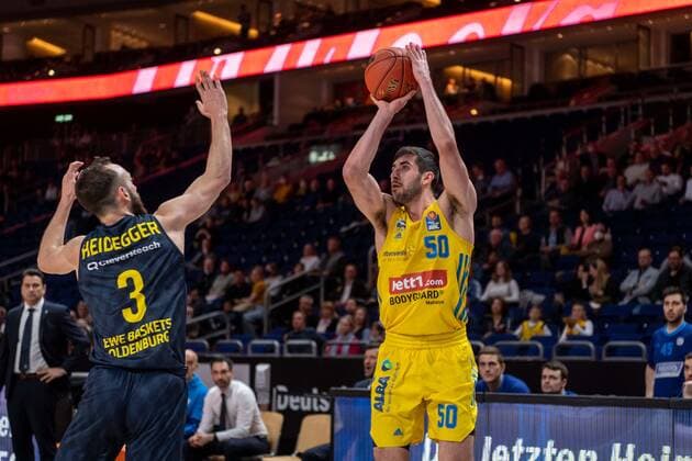 Basketball Berlin 12 04 2022 Season 2021 2022 easyCredit BBL 1 Bundesliga Alba Berlin EWE Baskets Oldenburg Javel Zoosman Alba Berlin, No 50 Max Heidegger Oldenburg, No 03