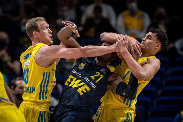Basketball Berlin 12 04 2022 Season 2021 2022 easyCredit BBL 1 Bundesliga Alba Berlin EWE Baskets Oldenburg Tai Odiase Oldenburg, No 21 Luke Sikma Alba Berlin, No 43 Oscar Da Silva Alba Berlin, No 01