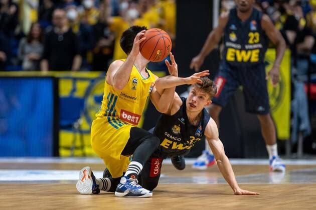 Basketball Berlin 12 04 2022 Season 2021 2022 easyCredit BBL 1 Bundesliga Alba Berlin EWE Baskets Oldenburg Bennet Hundt Oldenburg, No 33 Tamir Blatt Alba Berlin, No 45