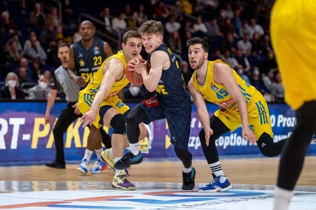 Basketball Berlin 12 04 2022 Season 2021 2022 easyCredit BBL 1 Bundesliga Alba Berlin EWE Baskets Oldenburg Bennet Hundt Oldenburg, No 33 Tamir Blatt Alba Berlin, No 45 Tim Schneider Alba Berlin, No 10