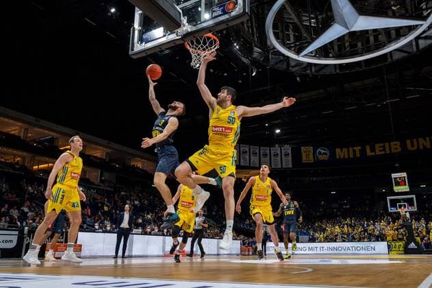 Basketball Berlin 12 04 2022 Season 2021 2022 easyCredit BBL 1 Bundesliga Alba Berlin EWE Baskets Oldenburg Max Heidegger Oldenburg, No 03 Javel Zoosman Alba Berlin, No 50