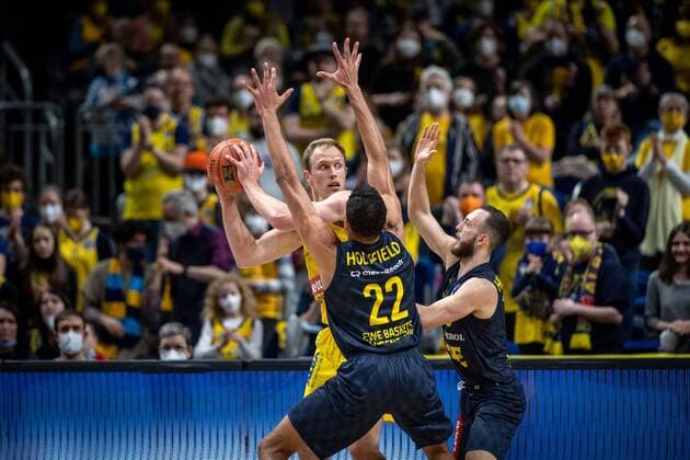 Basketball Berlin 12 04 2022 Season 2021 2022 easyCredit BBL 1 Bundesliga Alba Berlin EWE Baskets Oldenburg Tamir Blatt Alba Berlin, No 45 T J Holyfield Oldenburg, No 22 Max Heidegger Oldenburg, No 03