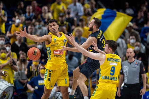 Basketball Berlin 12 04 2022 Season 2021 2022 easyCredit BBL 1 Bundesliga Alba Berlin EWE Baskets Oldenburg Max Heidegger Oldenburg, No 03 Oscar Da Silva Alba Berlin, No 01 Jonas Mattisseck Alba Berlin, No 09