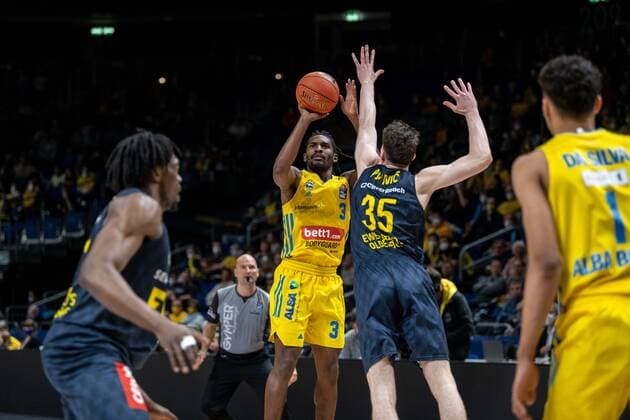 Basketball Berlin 12 04 2022 Season 2021 2022 easyCredit BBL 1 Bundesliga Alba Berlin EWE Baskets Oldenburg Jaleen Smith Alba Berlin, No 03 Alen Pjanic Oldenburg, No 35