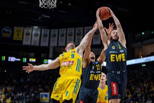 Basketball Berlin 12 04 2022 Season 2021 2022 easyCredit BBL 1 Bundesliga Alba Berlin EWE Baskets Oldenburg Max Heidegger Oldenburg, No 03 Jonas Mattisseck Alba Berlin, No 09 T J Holyfield Oldenburg, No 22
