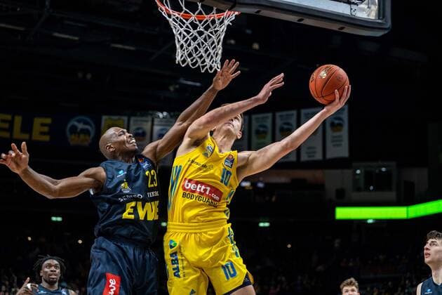 Basketball Berlin 12 04 2022 Season 2021 2022 easyCredit BBL 1 Bundesliga Alba Berlin EWE Baskets Oldenburg Tim Schneider Alba Berlin, No 10 Rickey Paulding Oldenburg, No 23