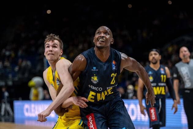 Basketball Berlin 12 04 2022 Season 2021 2022 easyCredit BBL 1 Bundesliga Alba Berlin EWE Baskets Oldenburg Rickey Paulding Oldenburg, No 23 Malte Delow Alba Berlin, No 06
