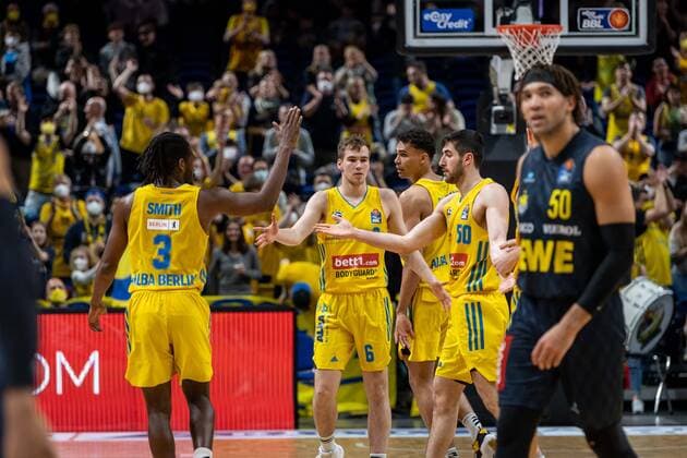 Basketball Berlin 12 04 2022 Season 2021 2022 easyCredit BBL 1 Bundesliga Alba Berlin EWE Baskets Oldenburg Cheers Alba Jaleen Smith Alba Berlin, No 03 Malte Delow Alba Berlin, No 06 Oscar Da Silva Alba Berlin, No 01 Javel Zoosman Alba Berlin, No 50 vlnr
