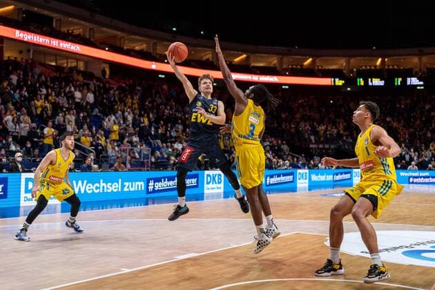 Basketball Berlin 12 04 2022 Season 2021 2022 easyCredit BBL 1 Bundesliga Alba Berlin EWE Baskets Oldenburg Bennet Hundt Oldenburg, No 33 Jaleen Smith Alba Berlin, No 03
