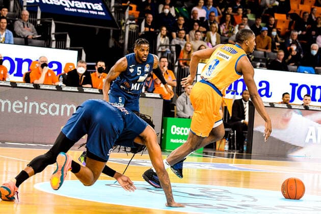 GER, BBL, ratiopharm Ulm vs MLP Academics Heidelberg 12 04 2022, ratiopharm arena, New Ulm, GER, BBL, ratiopharm Ulm vs MLP Academics Heidelberg, pictured Robert Lowery Heidelberg, 3 and Shyron Ely Heidelberg, 5 cant stop Semaj Christon Ulm, 0. nordphotoxGmbHx xHafner nph00200