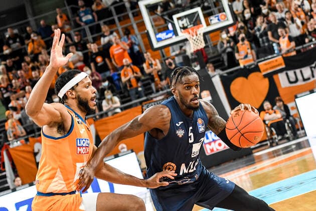 GER, BBL, ratiopharm Ulm vs MLP Academics Heidelberg 12 04 2022, ratiopharm arena, New Ulm, GER, BBL, ratiopharm Ulm vs MLP Academics Heidelberg, in picture Shyron Ely Heidelberg, 5 prevails against Jaron Blossomgame Ulm, 4 nordphotoxGmbHx xHafner nph00200