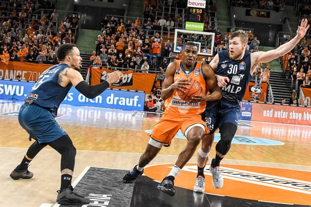 GER, BBL, ratiopharm Ulm vs MLP Academics Heidelberg 12 04 2022, ratiopharm arena, New Ulm, GER, BBL, ratiopharm Ulm vs MLP Academics Heidelberg, in picture Semaj Christon Ulm, 0 prevails against Leon Friederici Heidelberg, 30, Kyan Anderson Heidelberg, 55 nordphotoxGmbHx xHafner nph00200