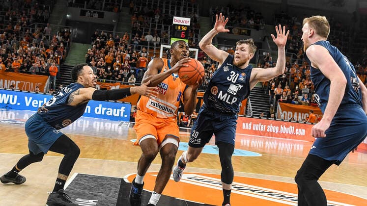 GER, BBL, ratiopharm Ulm vs MLP Academics Heidelberg 12 04 2022, ratiopharm arena, New Ulm, GER, BBL, ratiopharm Ulm vs MLP Academics Heidelberg, in picture Semaj Christon Ulm, 0 prevails against Leon Friederici Heidelberg, 30, Kyan Anderson Heidelberg, 55 , Maximilian Ugrai Heidelberg, 8 nordphotoxGmbHx xHafner nph00200