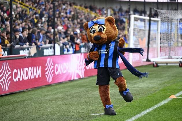 Sport Bilder des Tages BRUGGE, BELGIUM - APRIL 13 : MAscotte during an open training with approximately 3600 fans. In Jan Breydel Stadium. on April 13, 2022 in Brugge, Belgium, 13 04 2022 ( Club Brugge Open Training - 13 04 2022 PhotoNews Panoramic 