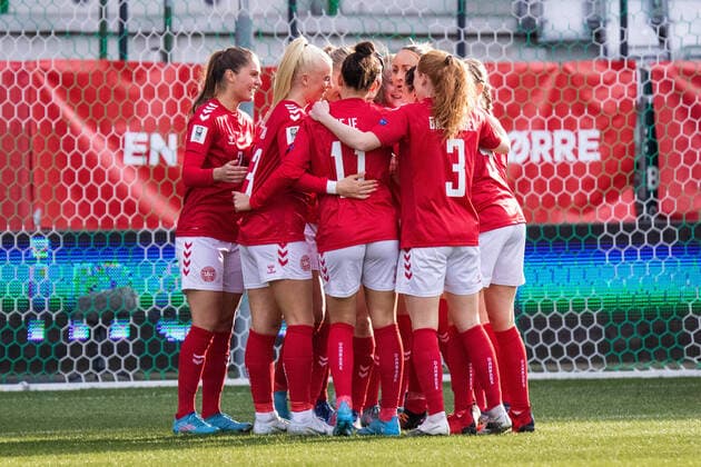 Denmark v Azerbaijan, Women?s World Cup Qualifier, Viborg, Denmark Viborg, Denmark. 12th, April 2022. Stine Larsen (12) of Denmark scores for 1-0 and celebrating with the team during the Women?s World Cup Qualifier between Denmark and Azerbaijan at Viborg Stadion in Viborg. Viborg Denmark  Copyright: xGonzalesxPhoto BalazsxPopalx