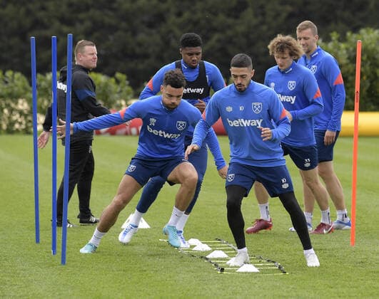 Mandatory Credit: Photo by Avril Husband West Ham United Shutterstock (12892856x) Manuel Lanzini of West Ham United in training West Ham United First Team Training, Rush Green Training Ground, London, UK - 13 Apr 2022 EDITORIAL USE ONLY No use with unauthorised audio, video, data, fixture lists, club league logos or live services. Online in-match use limited to 120 images, no video emulation. No use in betting, games or single club league player publications. West Ham United First Team Training, Rush Green Training Ground, London, UK - 13 Apr 2022 EDITORIAL USE ONLY No use with unauthorised audio, video, data, fixture lists, club league logos or live services. Online in-match use limited to 120 images, no video emulation. No use in betting, games or single club league player publications.  Copyright: xAvrilxHusband WestxHamxUnited Shutterstockx 12892856x