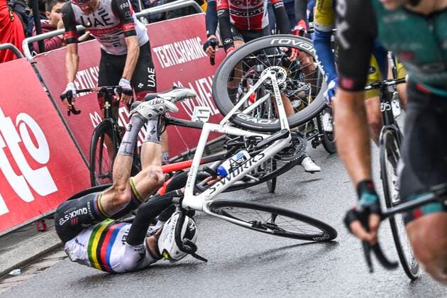 Bilder des Jahres 2022, Sport 04 April Sport Themen der Woche KW15 Sport Bilder des Tages OVERIJSE, BELGIUM - APRIL 13 : Alaphilippe Julian (FRA) of Quick-Step Alpha Vinyl Team crashes during the Flanders Classics UCI 1.Pro 62nd Brabantse Pijl cycling race with start in Leuven and finish in Overijse on April 13, 2022 in Overijse, Belgium, 13 04 2022 ( Motordriver Kenny Verfaillie - Brabantse Pijl 2022 Cycling Race PhotoNews Panoramic 