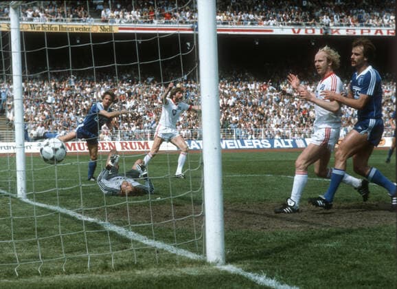 FB - BL , 34. Spieltag , Hamburger SV - Karlsruher SC 3:3 29.05.1982 Tor 2:0 durch Manfred Kaltz (HSV 3. von links) . Torwart Rudolf Wimmer (KSC) geschlagen am Boden Nur fuer journalistische Zwecke! Editorial use only ! *** FB BL , 34 Spieltag , Hamburger SV Karlsruher SC 3 3 29 05 1982 Goal 2 0 by Manfred Kaltz HSV 3 from left goalkeeper Rudolf Wimmer KSC beaten on the ground Only for journalistic purposes Editorial use only HM