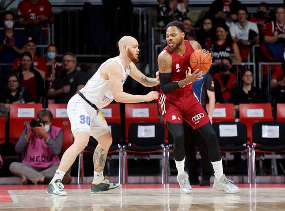 13 04 2022, BBL, FC Bayern Muenchen vs Mitteldeutscher , Audi Dome Muenchen , Basketball, Sports, in picture Reggie Upshaw Mitteldeutscherbasketball vs Deshaun Thomas FCB Basketball