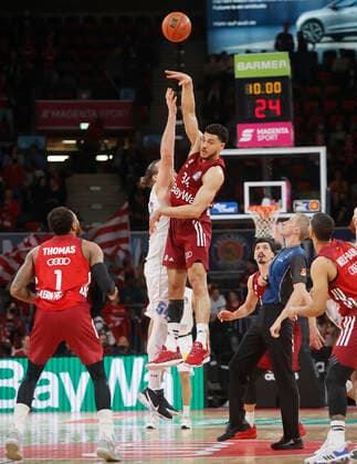 13 04 2022, BBL, FC Bayern Muenchen vs Mitteldeutscher , Audi Dome Muenchen , Basketball, Sports, in picture John Bryant Mitteldeutscherbasketball vs Gavin Schilling FCB Basketball