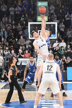 Basketball I Men I Season 2021 2022 I Bundesliga I 30 Matchday I Hamburg Towers Fraport Skyliners I 13 04 2022 Maik Kotsar 11, Hamburg Towers wins tip off against Lukas Wank 0, Fraport Skyliners Hamburg edel optics de Arena Hamburg Germany Copyright: xLobeca AndreasxHannigx