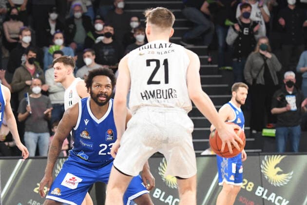 Basketball I Men I Season 2021 2022 I Bundesliga I 30 Matchday I Hamburg Towers Fraport Skyliners I 13 04 2022 Quantez Robertson 23, Fraport Skyliners does not let Justus Hollatz 21, Hamburg Towers out of his sight Hamburg edel optics de Arena Hamburg Germany Copyright: xLobeca AndreasxHannigx
